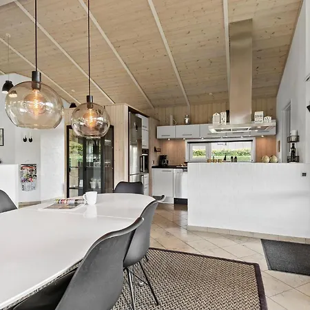 3 Bedroom Beautiful In Prázdninový dům *